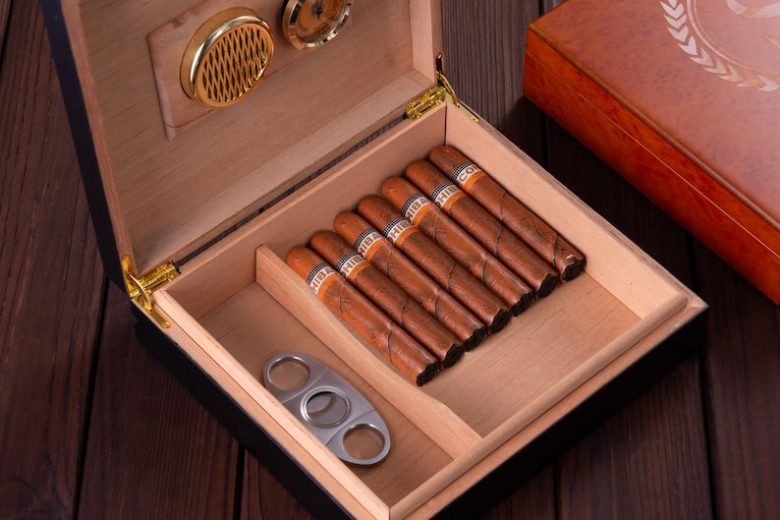 cigar humidor with cutter