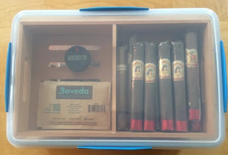 Cigar tupperdor with boveda humidity pack and hygrometer